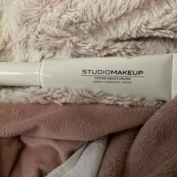 STUDIO MAKEUP TINTED MOISTURIZER - Picture 4 of 5